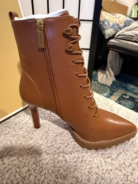 Michael Kors Lace-Up Heeled Ankle Boots Brown Leather Lug Sole Combat Size 7 - Picture 4 of 4